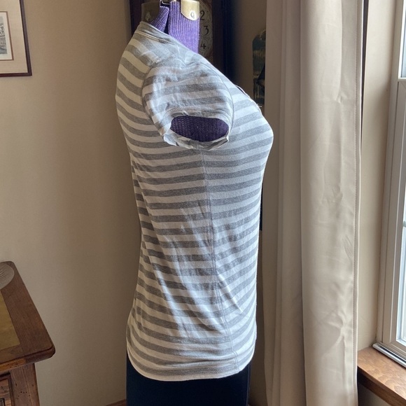 🦄 So Gray and White Striped Cap Sleeve Top Size Juniors Large - Picture 2 of 8